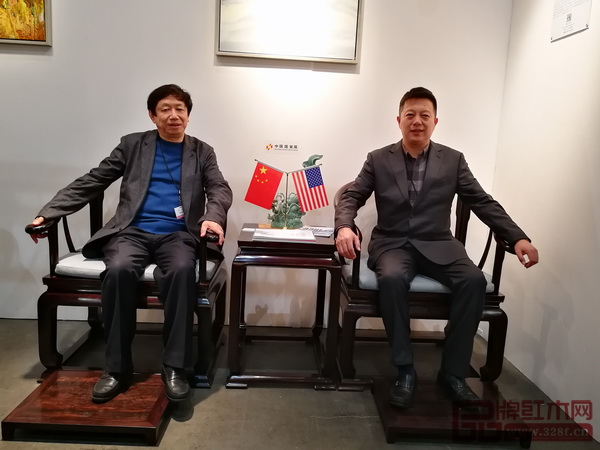 全國工商聯民間文物藝術品商會特邀會長宋建文與中國傳統工藝大師、明堂紅木創始人張向榮在《首席椅》上合影