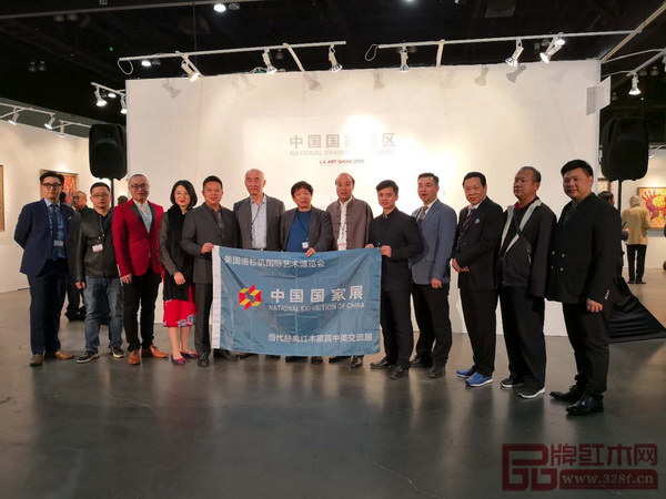 中國傳統工藝大師、明堂紅木創始人張向榮（左五）受邀參加第23屆美國洛杉磯藝術博覽會中國國家展