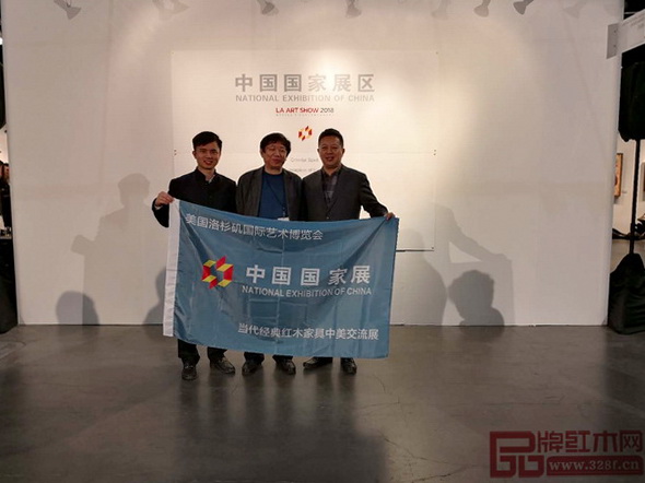 中國傳統工藝大師、明堂紅木創始人張向榮（右一）受邀參加第23屆美國洛杉磯藝術博覽會中國國家展