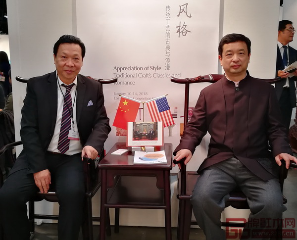 中國(guó)駐洛杉磯總領(lǐng)館文化參贊古今(右)與紅寶軒董事長(zhǎng)曹兆庭(左)于《大明雅韻輝煌騰達(dá)官帽椅》上合影 中國(guó)駐洛杉磯總領(lǐng)館文化參贊古今(右)與紅寶軒董事長(zhǎng)曹兆庭(左)于《大明雅韻輝煌騰達(dá)官帽椅》上合影
