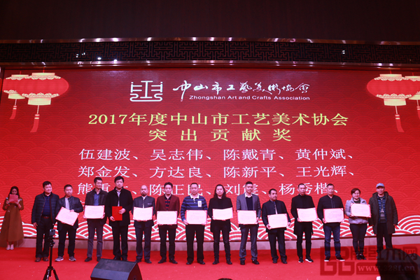 工藝美術(shù)大師、鴻庭軒董事長(zhǎng)陳戴青（右五）再度榮膺“中山市工藝美術(shù)協(xié)會(huì)突出貢獻(xiàn)獎(jiǎng)”