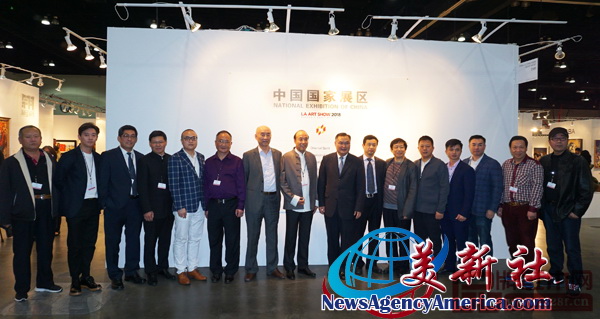 中國駐洛杉磯總領館總領事張平（右八）、中國駐洛杉磯總領館文化參贊古今（右七）、全國工商聯第十一屆執委宋建文（右六）、全聯藝術紅木家具專業委員會執行會長林偉華（右四）與受邀參加美國洛杉磯國際藝博會中國國家展首屆當代經典紅木家具中美交流展的中國傳統工藝大師代表合影 