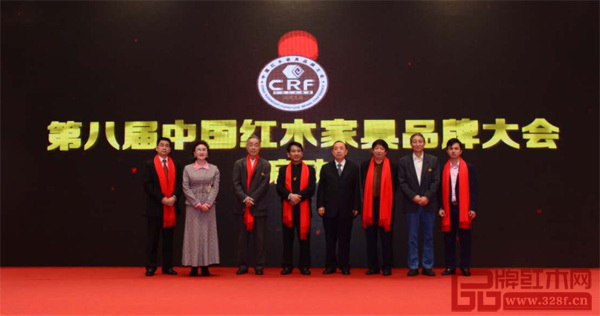 國家人力資源和社會(huì)保障部原副部長楊志明（右四）、全國工商聯(lián)第十一屆執(zhí)委宋建文（右三）、原故宮博物院文保科技部主任曹靜樓（右二）、中國明式家具研究所原所長濮安國（左三）、中山市政協(xié)副主席何燦成（左四）、中山市大涌鎮(zhèn)鎮(zhèn)長賀修虎（左一）、中國收藏家協(xié)會(huì)副會(huì)長維佳（左二）、全聯(lián)藝術(shù)紅木家具專業(yè)委員會(huì)執(zhí)行會(huì)長兼秘書長林偉華（右一）共同進(jìn)行第八屆中國紅木家具品牌大會(huì)開幕啟動(dòng)儀式 國家人力資源和社會(huì)保障部原副部長楊志明（右四）、全國工商聯(lián)第十一屆執(zhí)委宋建文（右三）、原故宮博物院文?？萍疾恐魅尾莒o樓（右二）、中國明式家具研究所原所長濮安國（左三）、中山市政協(xié)副主席何燦成（左四）、中山市大涌鎮(zhèn)鎮(zhèn)長賀修虎（左一）、中國收藏家協(xié)會(huì)副會(huì)長維佳（左二）、全聯(lián)民間文物藝術(shù)品商會(huì)藝術(shù)紅木家具專業(yè)委員會(huì)執(zhí)行會(huì)長兼秘書長林偉華（右一）共同進(jìn)行第八屆中國紅木家具品牌大會(huì)開幕啟動(dòng)儀式