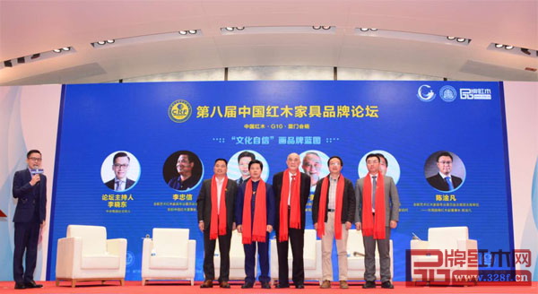 在由中央電視臺(tái)主持人李曉東(左一)主持的首輪“‘文化自信’畫品牌藍(lán)圖”論壇中,上海市家具研究所副所長許美琪(右三)、中國傳統(tǒng)工藝大師張錫復(fù)(左三)、深圳大學(xué)家具設(shè)計(jì)研究所所長唐開軍(右二)、東陽中信紅木董事長李忠信(左二)、東莞國壽紅木副董事長陳淦凡(右一)展開研討 在由中央電視臺(tái)主持人李曉東(左一)主持的首輪“‘文化自信’畫品牌藍(lán)圖”論壇中,上海市家具研究所副所長許美琪(右三)、深圳大學(xué)家具設(shè)計(jì)研究所所長唐開軍(右二)、中國傳統(tǒng)工藝大師張錫復(fù)(左三)、東陽中信紅木董事長李忠信(左二)、東莞國壽紅木副董事長陳淦凡(右一)展開研討 在由中央電視臺(tái)主持人李曉東(左一)主持的首輪“‘文化自信’畫品牌藍(lán)圖”論壇中,上海市家具研究所副所長許美琪(右三)、中國傳統(tǒng)工藝大師張錫復(fù)(左三)、深圳大學(xué)家具設(shè)計(jì)研究所所長唐開軍(右二)、東陽中信紅木董事長李忠信(左二)、東莞國壽紅木副董事長陳淦凡(右一)展開研討 在由中央電視臺(tái)主持人李曉東(左一)主持的首輪“‘文化自信’畫品牌藍(lán)圖”論壇中,上海市家具研究所副所長許美琪(右三)、深圳大學(xué)家具設(shè)計(jì)研究所所長唐開軍(右二)、中國傳統(tǒng)工藝大師張錫復(fù)(左三)、東陽中信紅木董事長李忠信(左二)、東莞國壽紅木副董事長陳淦凡(右一)展開研討