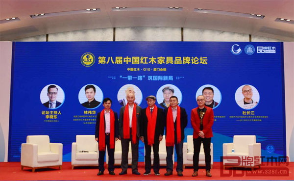在第二輪“‘一帶一路’筑國際新局”論壇中,教育部教學(xué)改革示范專業(yè)“家具設(shè)計(jì)與制造”專業(yè)帶頭人彭亮(左三)、明清家具研究學(xué)者張輝(右二)、中國傳統(tǒng)工藝大師邵湘文(左二)、全聯(lián)藝術(shù)紅木家具專業(yè)委員會(huì)執(zhí)行會(huì)長林偉華(左一)、東陽卓木王總裁杜長江(右一)暢談了對(duì)紅木國際化之路的理解,為企業(yè)未來發(fā)展指明了方向 在第二輪“‘一帶一路’筑國際新局”論壇中,教育部教學(xué)改革示范專業(yè)“家具設(shè)計(jì)與制造”專業(yè)帶頭人彭亮(左三)、明清家具研究學(xué)者張輝(右二)、中國傳統(tǒng)工藝大師邵湘文(左二)、全聯(lián)藝術(shù)紅木家具專業(yè)委員會(huì)執(zhí)行會(huì)長林偉華(左一)、東陽卓木王總裁杜長江(右一)暢談了對(duì)紅木國際化之路的理解,為企業(yè)未來發(fā)展指明了方向