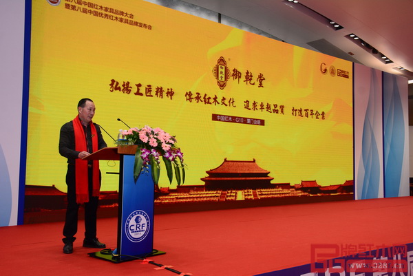 御乾堂董事長馬海軍在大會現(xiàn)場做品牌發(fā)布