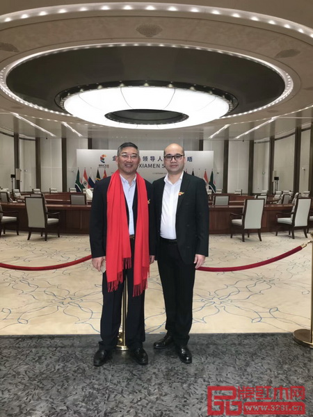 盧家藝林董事長盧嘉林(右)與友人在金磚廈門會晤地——廈門國際會議中心留影 盧家藝林董事長盧嘉林(右)與友人在金磚廈門會晤地——廈門國際會議中心留影