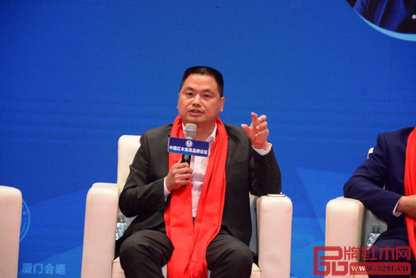 中信紅木董事長(zhǎng)李忠信在論壇現(xiàn)場(chǎng)發(fā)言 中信紅木董事長(zhǎng)李忠信在論壇現(xiàn)場(chǎng)發(fā)言