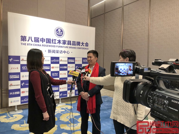 大匯堂董事長胡春龍在中國紅木家具品牌大會現場接受中央電視臺、新浪直播、南方電視臺、廣東電視臺等各大媒體聯合采訪 大匯堂董事長胡春龍在中國紅木家具品牌大會現場接受中央電視臺、新浪直播、南方電視臺、廣東電視臺等各大媒體聯合采訪