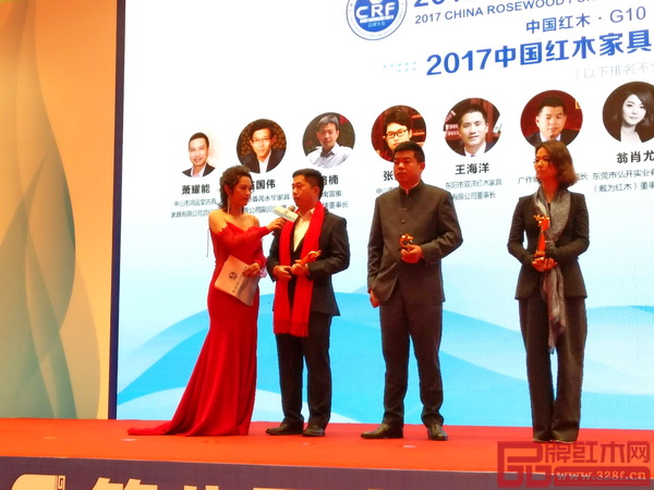 大匯堂董事長胡春龍(左二)在頒獎典禮現場接受廈門電視臺主持人采訪,總結大匯堂2017年的發展成果并展望2018年發展愿景 大匯堂董事長胡春龍(左二)在頒獎典禮現場接受廈門電視臺主持人采訪,總結大匯堂2017年的發展成果并展望2018年發展愿景