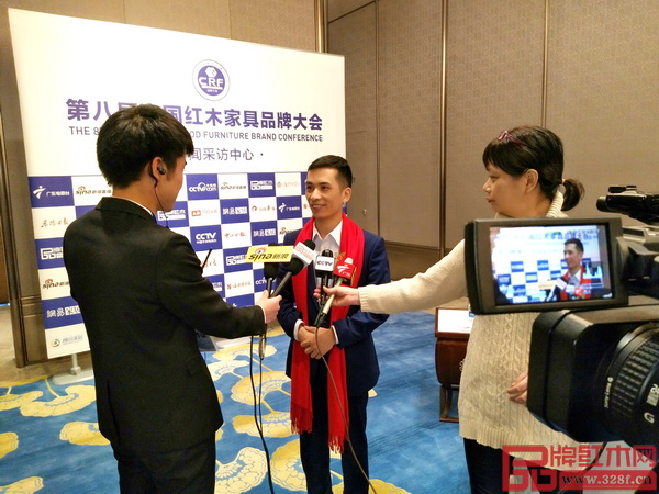 鴻運堂銷售總監曹家祥在品牌大會現場接受中央電視臺、新浪直播、廣東電視臺、南方電視臺聯合采訪，并闡明鴻運堂堅持大紅酸枝、秉承慢工細磨、原汁原味的高端家具理念