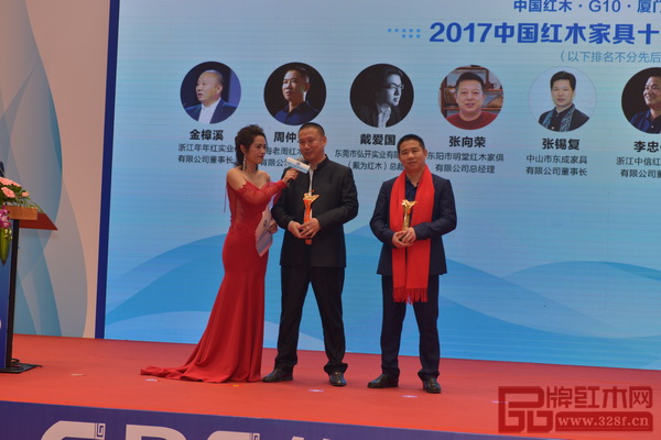 西安雅居閣總裁石立峰(左二)獲得“2017中國紅木家具十大領軍企業家”后,在現場接受主持人采訪 西安雅居閣總裁石立峰(左二)獲得“2017中國紅木家具十大領軍企業家”后,在現場接受主持人采訪