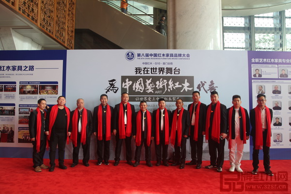 西安雅居閣總裁石立峰(右四)與全聯品牌紅木家具經銷商聯盟合影 西安雅居閣總裁石立峰(右四)與全聯品牌紅木家具經銷商聯盟合影