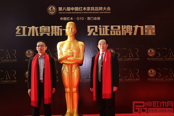 全聯藝術紅木家具專業委員會專家顧問、華南農業大學博士生導師李凱夫（右）與林木軒董事長朱南雄在品牌大會現場合影留念