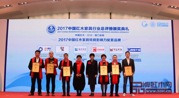 華南農業大學研究生導師郭瓊（左四）、全國工商聯民間文物藝術品商會秘書長溫誓紅（右四）為秀飾坊頒發2017中國紅木家具特具影響力配套品牌獎牌