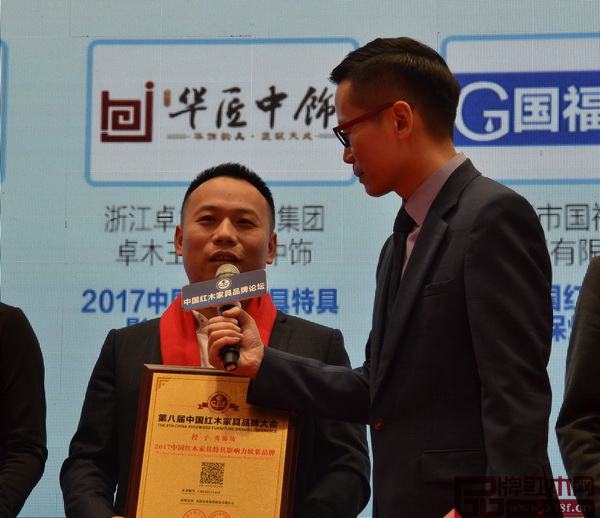 秀飾坊總經理陳斌接受中央電視臺主持人李曉東采訪，發表獲獎感言