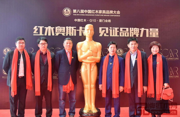 瑞昇家居總經(jīng)理饒穎（右一）與專家領(lǐng)導(dǎo)合影留念
