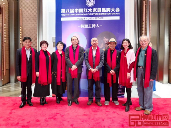 瑞昇家居總經(jīng)理饒穎（左二）與專家領(lǐng)導(dǎo)合影留念