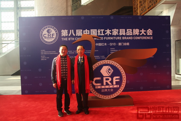 雅典紅木包海深與國家人力資源和社會保障部原副部長楊志明(右)在大會現場合影留念 雅典紅木包海深與國家人力資源和社會保障部原副部長楊志明(右)在大會現場合影留念