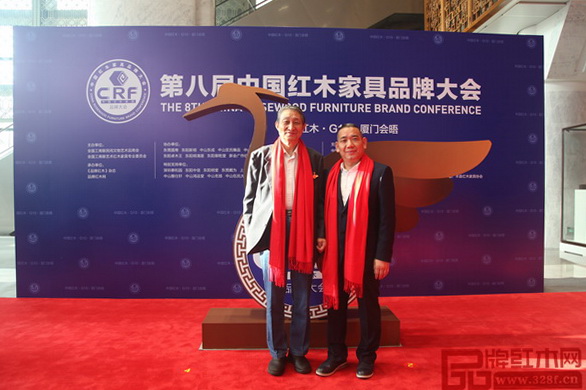 華廈·大不同董事長(zhǎng)陳田華與原故宮博物院文保科技部主任曹靜樓在大會(huì)現(xiàn)場(chǎng)合影留念