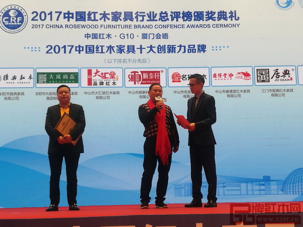 雅典紅木董事長包海深在領獎時接受中央電視臺主持人李曉東采訪 雅典紅木董事長包海深在領獎時接受中央電視臺主持人李曉東采訪