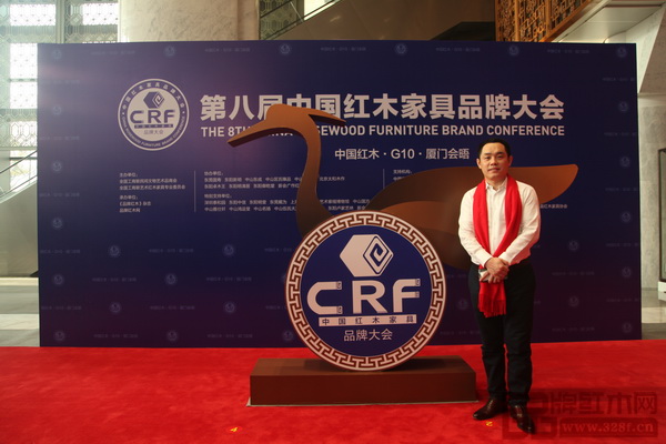 大成尚品董事長房黃秋奇在大會現場合影留念 大成尚品董事長房黃秋奇在大會現場合影留念