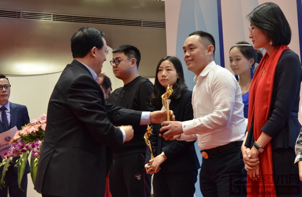 華南農業大學博士生導師李凱夫（左一）給大成尚品董事長黃秋奇頒發獲獎獎杯