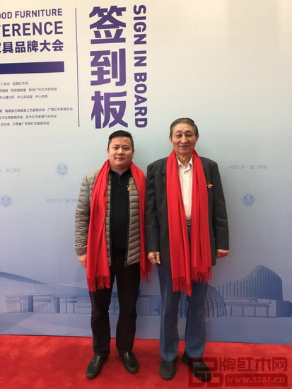 全聯(lián)藝術(shù)紅木家具專業(yè)委員會專家顧問、原故宮博物院文保科技部主任曹靜樓(右)與木緣紅木董事長汪輝(左)合影留念 全聯(lián)藝術(shù)紅木家具專業(yè)委員會專家顧問、原故宮博物院文保科技部主任曹靜樓(右)與木緣紅木董事長汪輝(左)合影留念