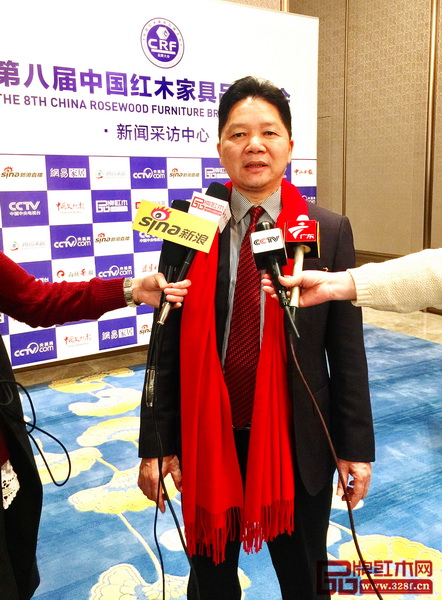 品牌大會頒獎典禮期間,中央電視臺等多家媒體對劉勝長進行了采訪 品牌大會頒獎典禮期間,中央電視臺等多家媒體對劉勝長進行了采訪