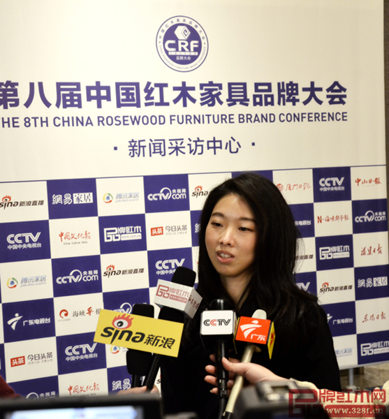 伍氏大觀園副總經理伍泳莉在第八屆中國紅木家具品牌大會上接受媒體采訪 伍氏大觀園副總經理伍泳莉在第八屆中國紅木家具品牌大會上接受媒體采訪
