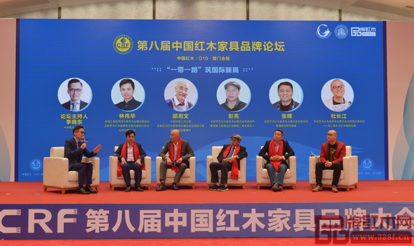 在第二輪“‘一帶一路’筑國際新局”論壇中，教育部《家具設計與制造》專業帶頭人彭亮（右三）、明清家具研究學者張輝（右二）、中國傳統工藝大師邵湘文（左三）、全聯民間文物藝術品商會藝術紅木家具專業委員會執行會長兼秘書長林偉華（左二）、東陽卓木王總裁杜長江（右一）暢談了對紅木國際化之路的理解