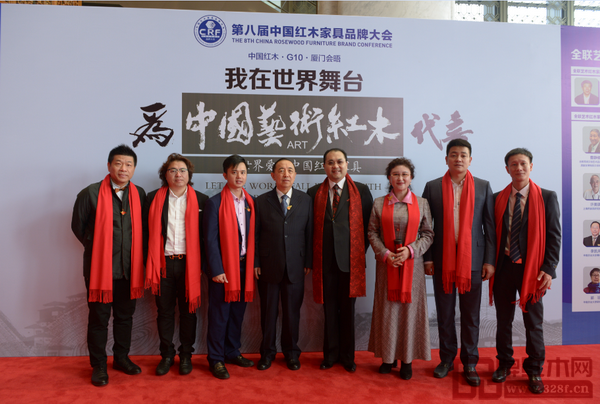 國家人力資源和社會保障部原副部長楊志明（左四）、中國收藏家協會副會長維佳（右三）、全聯藝術紅木家具專業委員會執行會長兼秘書長林偉華（左三）等與太和木作創始人關毅（右四）一起為中國藝術紅木代言