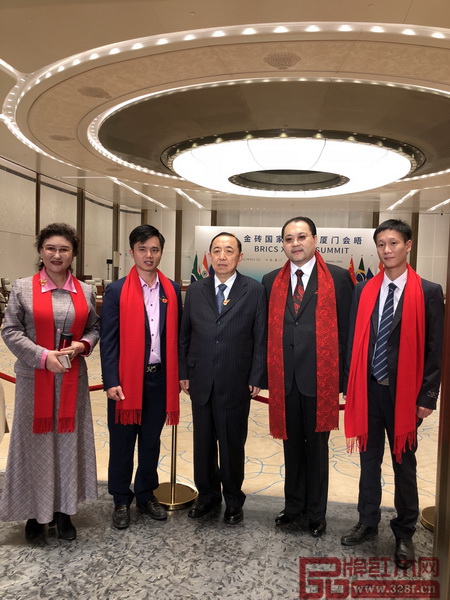 國家人力資源和社會保障部原副部長楊志明（左三）、中國收藏家協會副會長維佳（左一）、全聯藝術紅木家具專業委員會執行會長兼秘書長林偉華（左二）、中山區氏臻品總經理區錦澤（右一）與太和木作董事長關創始人毅（右二）在金磚廈門會晤地現場留影