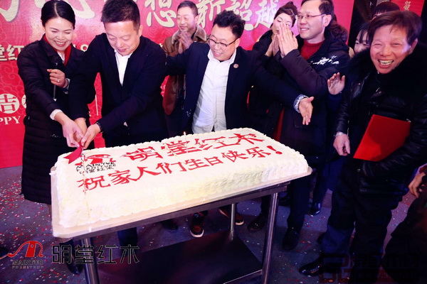 明堂紅木創(chuàng)始人張向榮攜手其夫人方楊燕女士為過生日員工切蛋糕 明堂紅木創(chuàng)始人張向榮攜手其夫人方楊燕女士為過生日員工切蛋糕