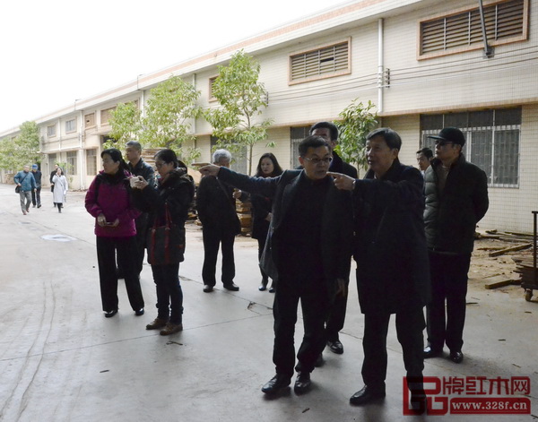 中國工藝美術產業基地中國輕工業聯合評審組一行參觀雄業紅木工廠 中國工藝美術產業基地中國輕工業聯合評審組一行參觀雄業紅木工廠