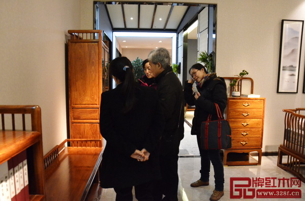 評審組專家對雄業紅木“本木上造”的精工細作給予極大好評 評審組專家對雄業紅木“本木上造”的精工細作給予極大好評
