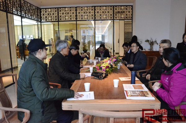 在交流會中,評審組一行就新中式紅木家具的淵源及發展前景進行了深入討論 在交流會中,評審組一行就新中式紅木家具的淵源及發展前景進行了深入討論