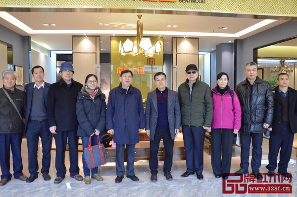 評審組一行在本木上造展廳前合影留念 評審組一行在本木上造展廳前合影留念