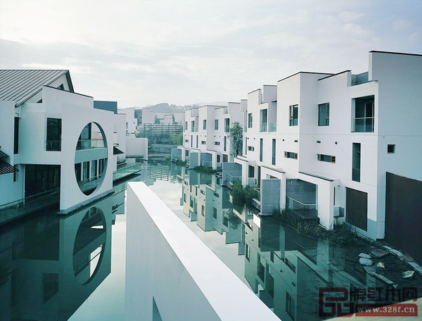 深圳萬科第五園除了建筑和家具是典型新中式風(fēng)格外，在軟裝配套上同樣追求風(fēng)格的一體化