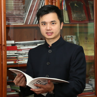 全聯(lián)民間文物藝術(shù)品商會(huì)藝術(shù)紅木家具專業(yè)委員會(huì)執(zhí)行會(huì)長(zhǎng)、弘木傳媒CEO林偉華： 