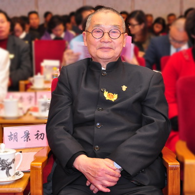 全聯(lián)民間文物藝術(shù)品商會藝術(shù)紅木家具專業(yè)委員會專家顧問、中國高等教育家具設(shè)計專業(yè)創(chuàng)始人胡景初： 
