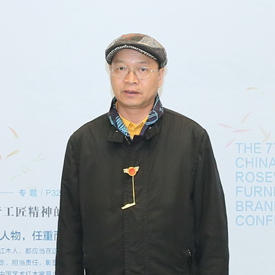 全聯(lián)民間文物藝術(shù)品商會藝術(shù)紅木家具專業(yè)委員會專家顧問、教育部教學改革示范專業(yè)“家具設(shè)計與制造”專業(yè)帶頭人彭亮： 