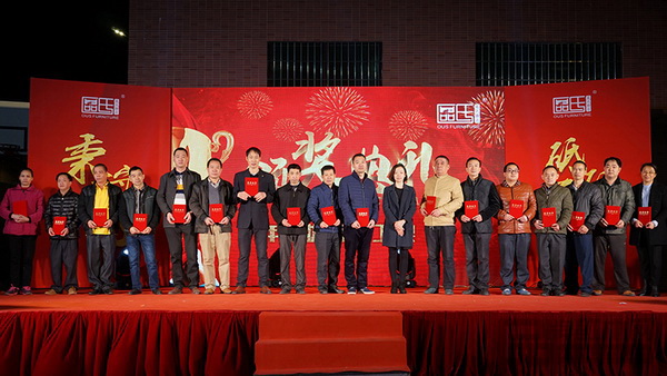 區氏臻品副總經理李艷霞（右八）為年度優秀員工頒發榮譽證書 