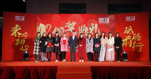 區氏臻品總經理區錦澤（左六）2017年獲獎銷售團隊留影 
