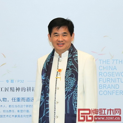 全聯民間文物藝術品商會藝術紅木家具專業委員會專家顧問、紅木家具產區品牌營銷專家謝巧明 