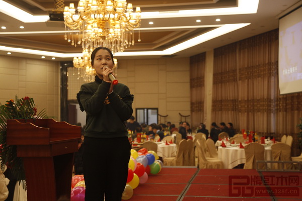 海強(qiáng)紅木員工家屬帶來優(yōu)美的歌曲