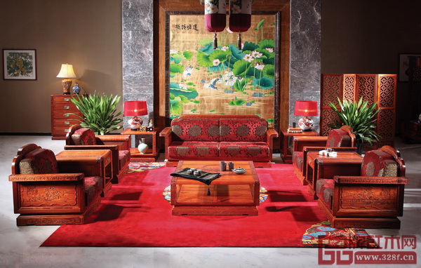 以紅色為基調(diào)的客廳地毯給人眼前一亮的感覺(國壽紅木供圖) 以紅色為基調(diào)的客廳地毯給人眼前一亮的感覺(國壽紅木供圖)