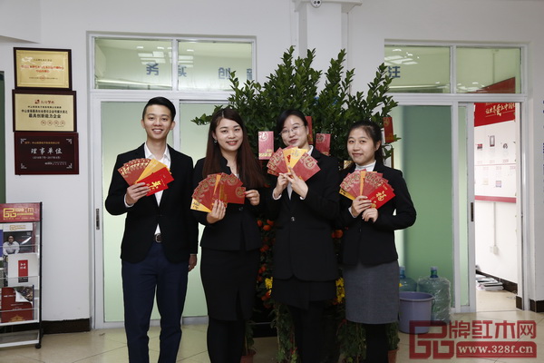 弘木傳媒行政部員工恭祝全國紅木家具企業金玉滿堂,2018年繼續做好后勤保障工作 弘木傳媒行政部員工恭祝全國紅木家具企業金玉滿堂,2018年繼續做好后勤保障工作