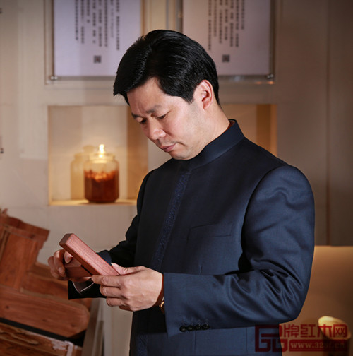 中國傳統工藝大師中山東成紅木董事長張錫復