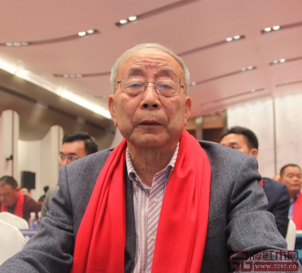 全聯(lián)藝術(shù)紅木家具專業(yè)委員會專家顧問、中國紅木家具技術(shù)專家曹新民 全聯(lián)藝術(shù)紅木家具專業(yè)委員會專家顧問、中國紅木家具技術(shù)專家曹新民